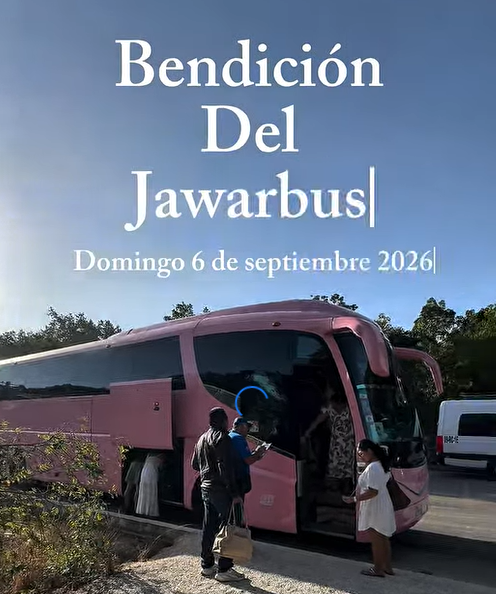 El autobús rosa JAWARbus durante su bendición, con integrantes de la familia JAWAR a su alrededor