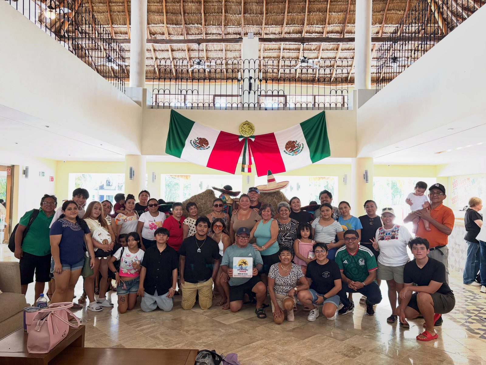 Grupo de viajeros de Excursiones JAWAR en Allegro Playacar