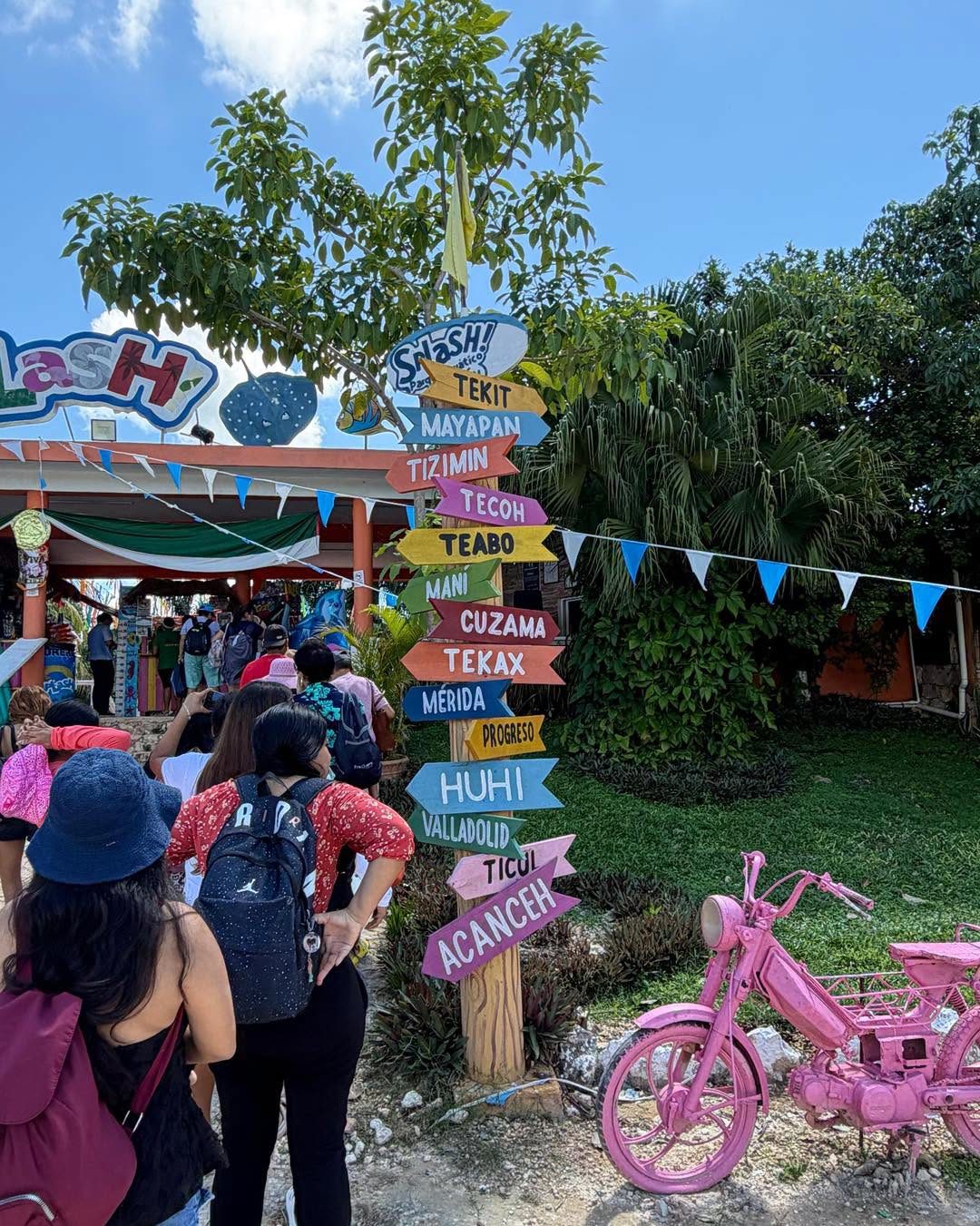 Viajeros entrando al parque acuático Splash
