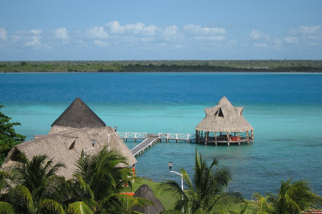 Laguna de Bacalar, Quintana Roo, bajo un cielo abierto